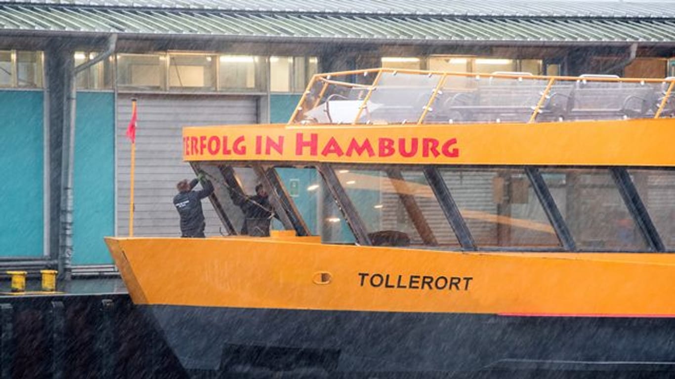 Auf stürmischer Fahrt über die Elbe hat eine große Welle die Frontscheiben der Hamburger Hafenfähre zerschlagen.