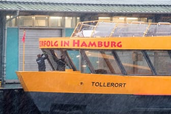 Auf stürmischer Fahrt über die Elbe hat eine große Welle die Frontscheiben der Hamburger Hafenfähre zerschlagen.