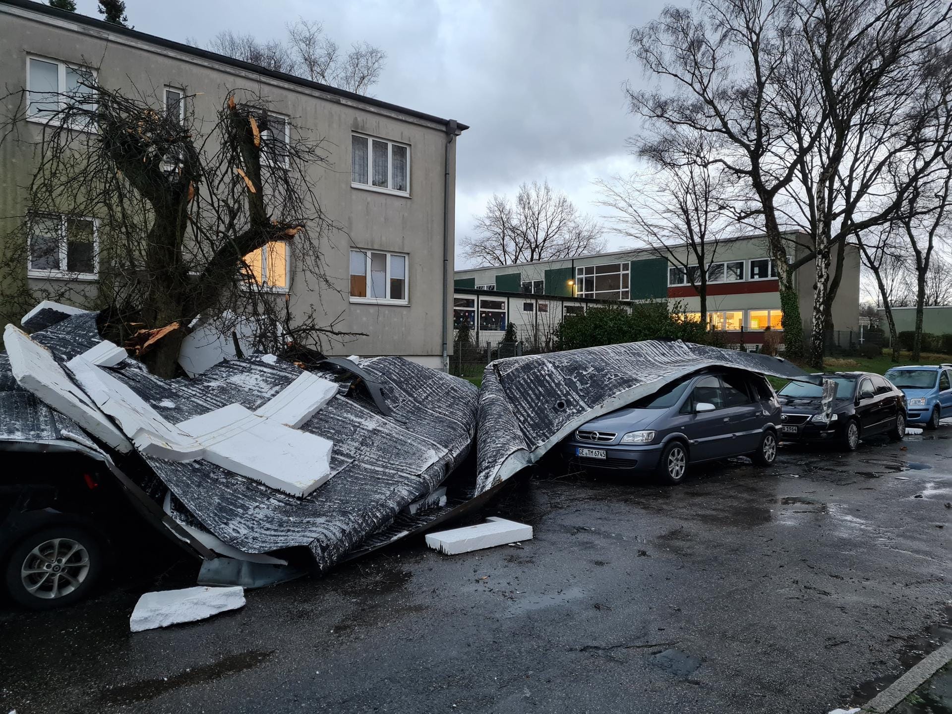 Nordrhein-Westfalen, Gelsenkirchen: Dort deckte der Sturm ein Flachdach ab und schleuderte Teile auf geparkte Autos.
