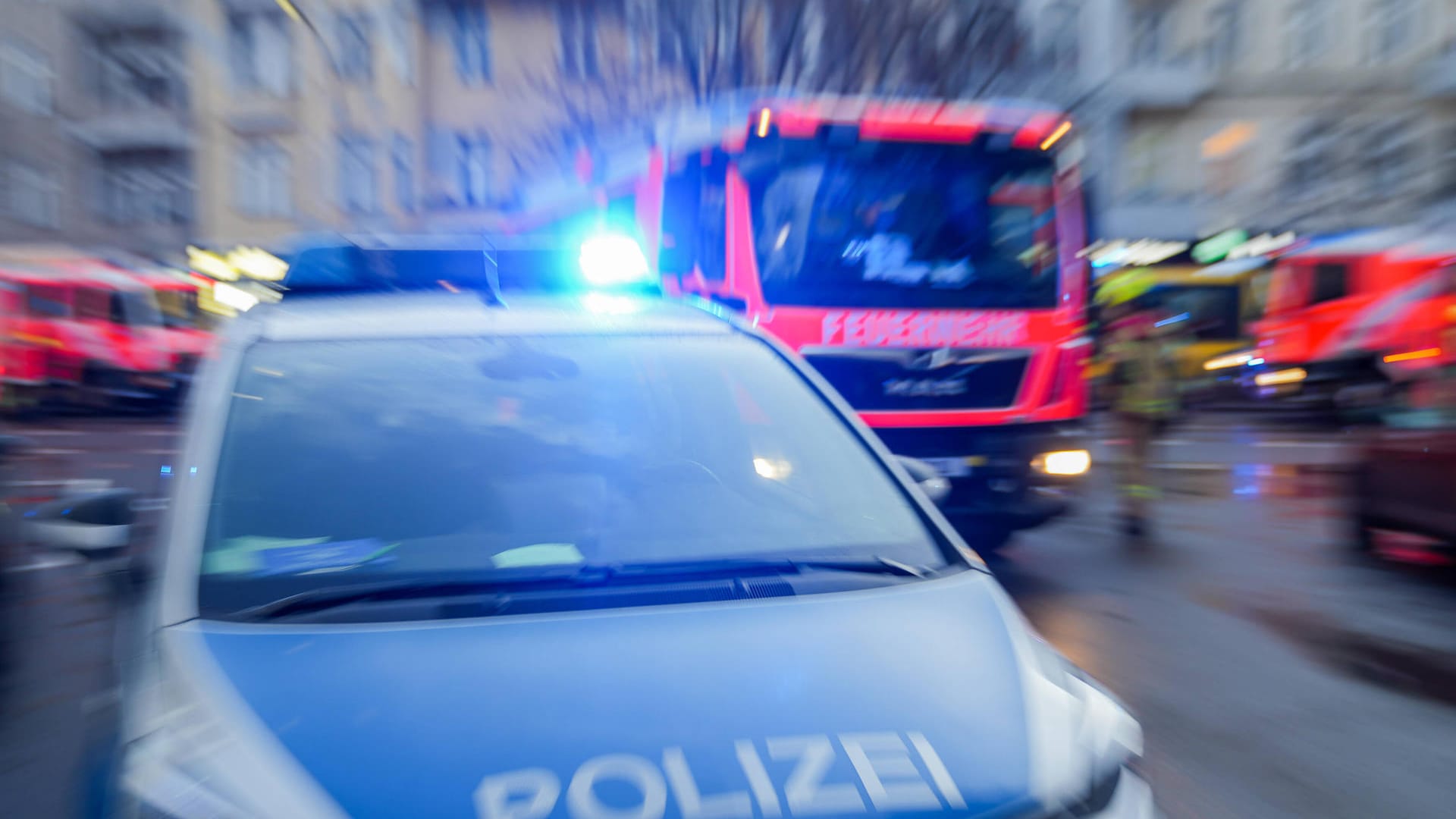 Polizei und Feuerwehr im Einsatz (Archivbild): In Herne sollen Jugendliche ein Corona-Testcenter angezündet haben.