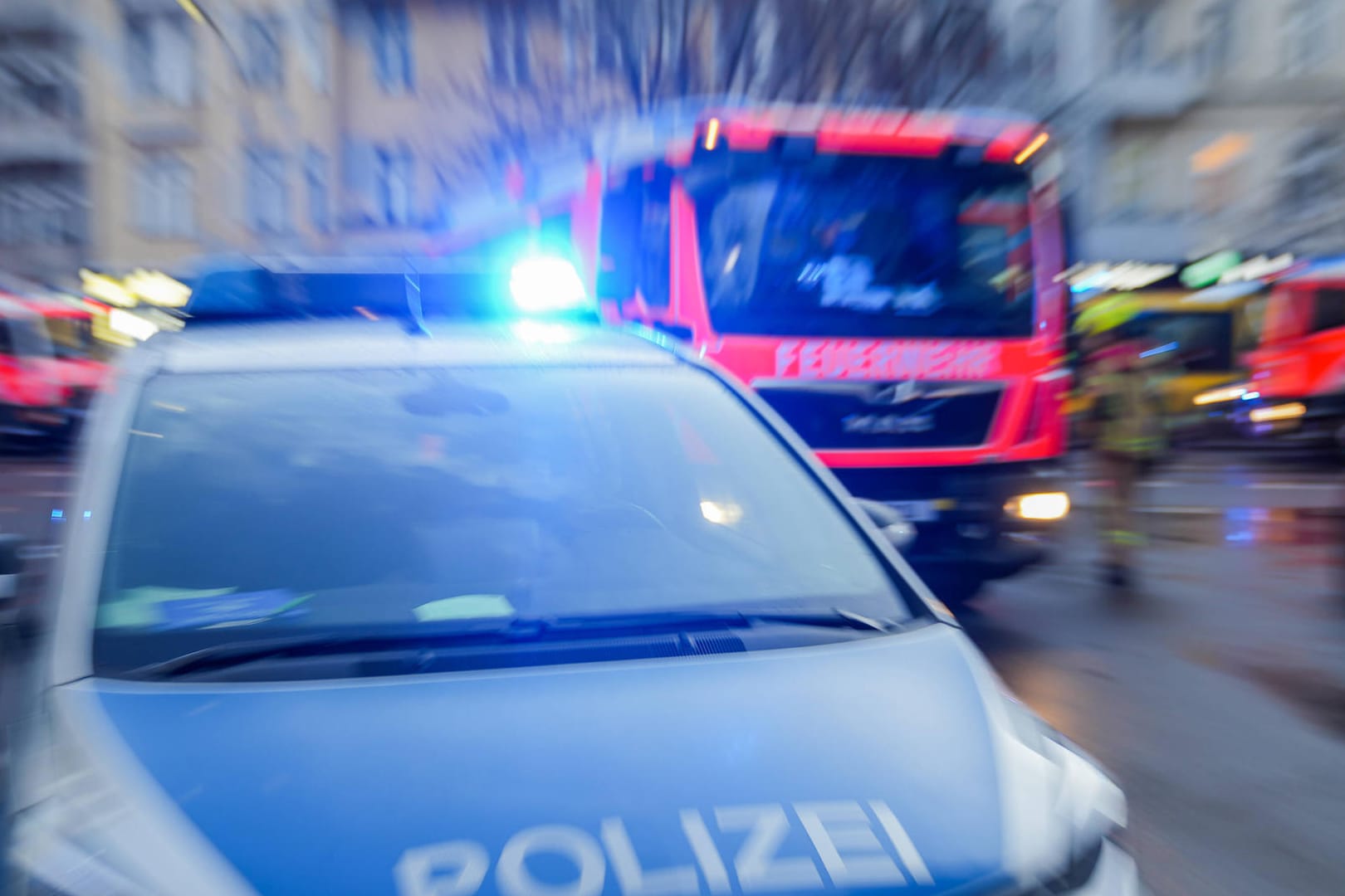 Polizei und Feuerwehr im Einsatz (Archivbild): In Herne sollen Jugendliche ein Corona-Testcenter angezündet haben.