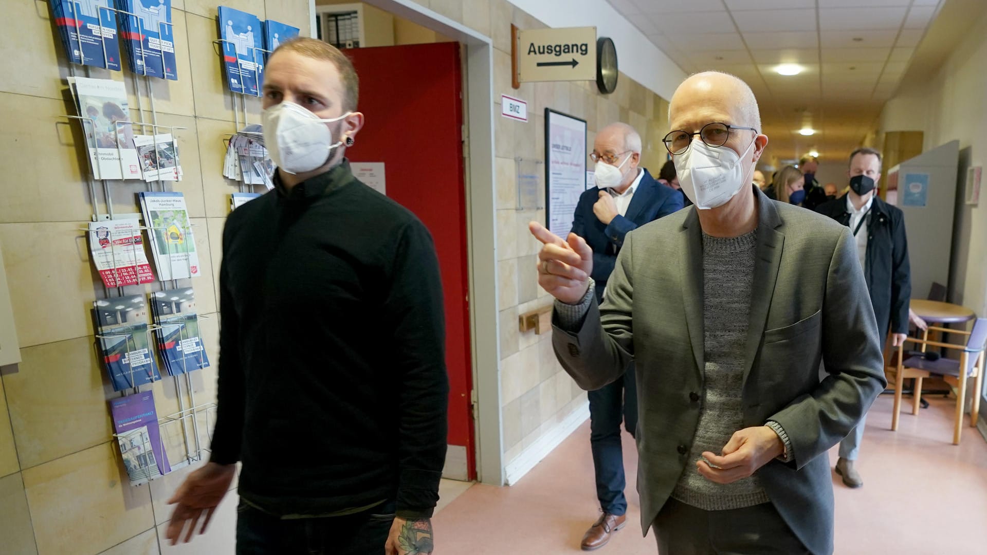 Peter Tschentscher (r, SPD): Seit rund 25 Jahren bietet die Caritas mit der Krankenstube für Obdachlose im Stadtteil St. Pauli kranken und obdachlosen Menschen Hilfe an. Peter Tschentscher (r, SPD): Seit rund 25 Jahren bietet die Caritas mit der Krankenstube für Obdachlose im Stadtteil St. Pauli kranken und obdachlosen Menschen Hilfe an.
