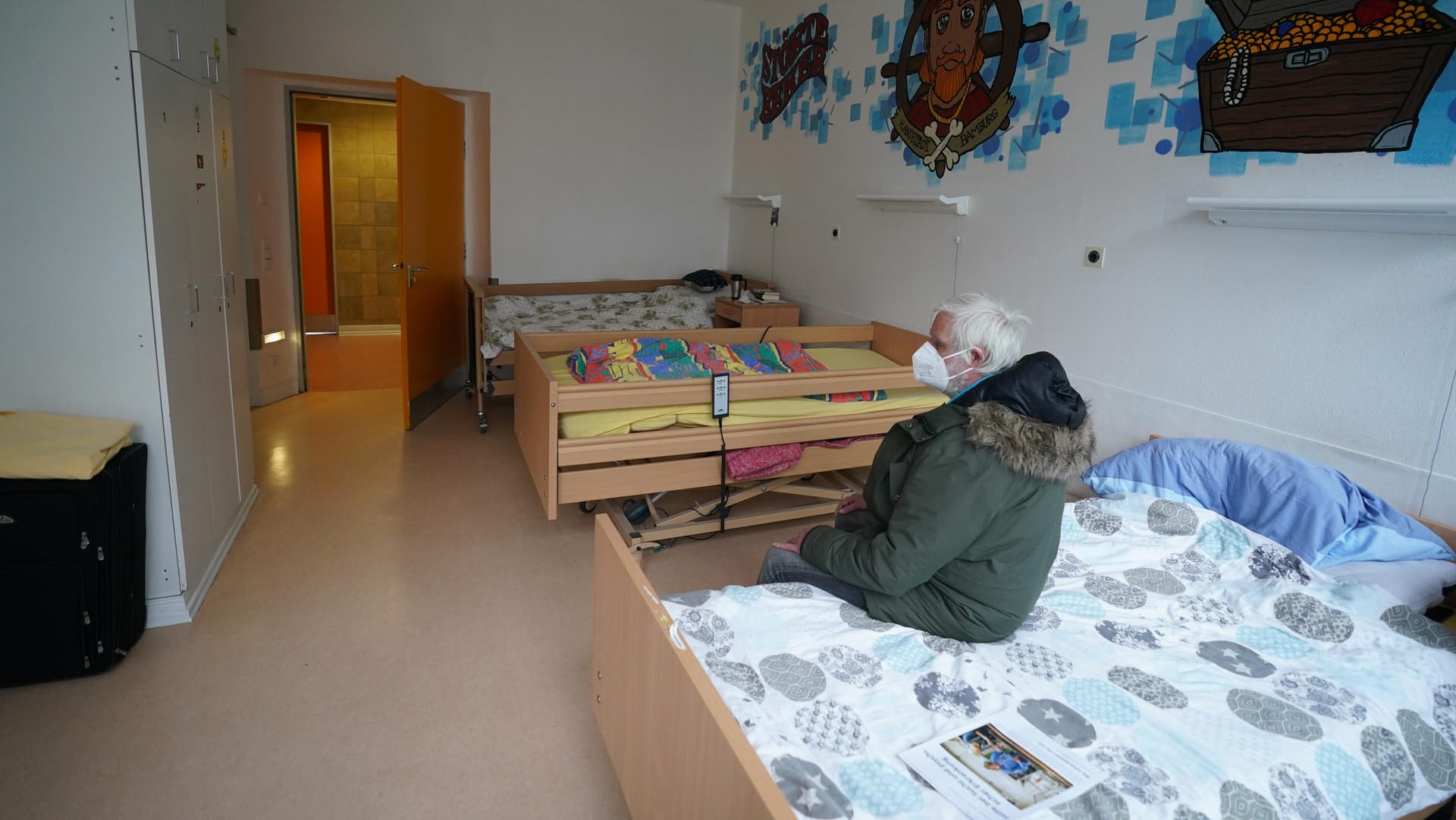 Der Patient und Obdachlose Peter Berghausen sitzt auf einem Bett: 15 Plätze hat die Einrichtung.