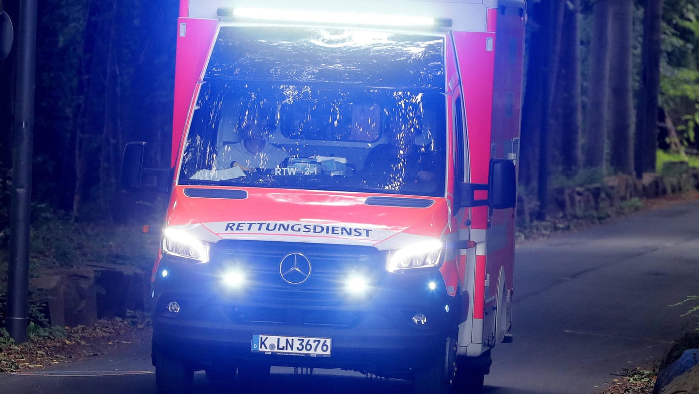 Rettungswagen in Köln (Symbolbild): Bei einem Unfall zwischen Auto und Fußgänger ist ein Mann schwer verletzt worden.