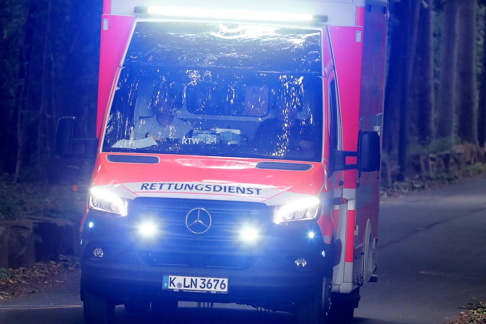 Rettungswagen in Köln (Symbolbild): Bei einem Unfall zwischen Auto und Fußgänger ist ein Mann schwer verletzt worden.