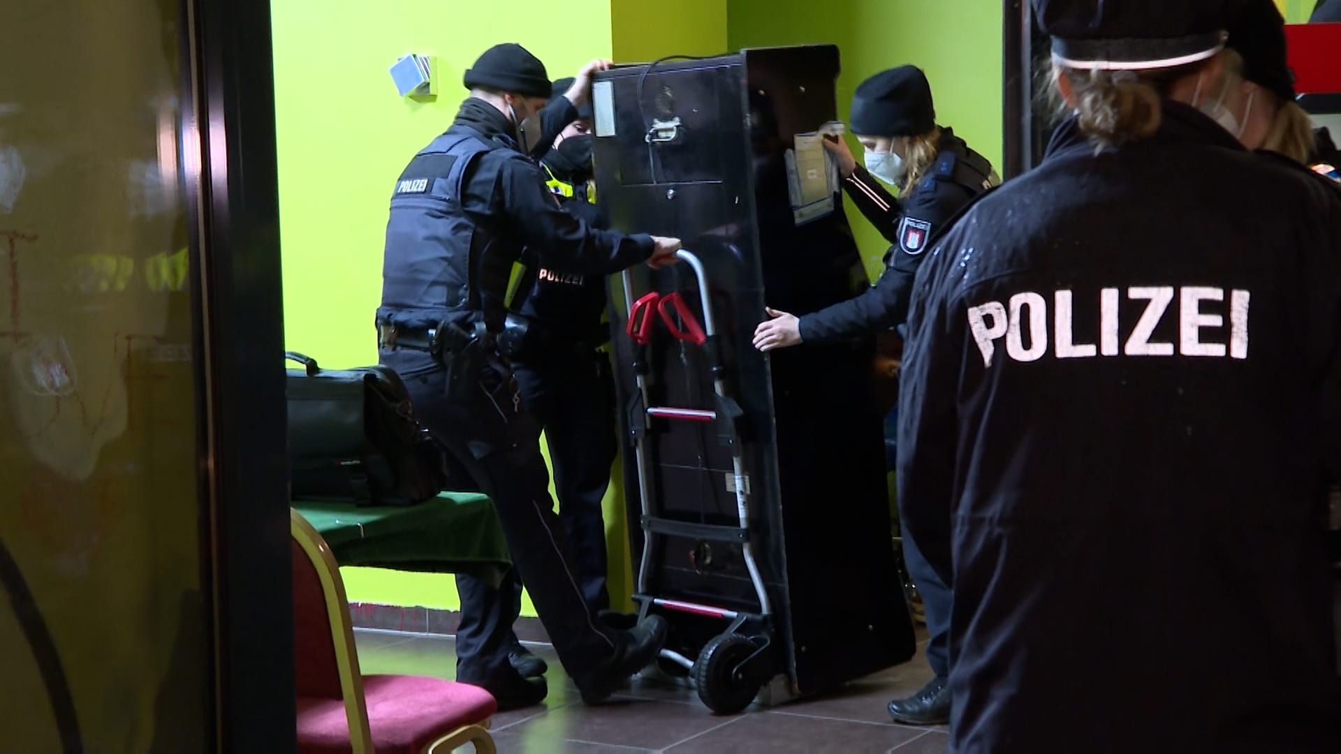 Beamte der Polizei transportieren einen Spielautomaten: Insgesamt wurden vier Automaten beschlagnahmt. Beamte der Polizei transportieren einen Spielautomaten: Insgesamt wurden vier Automaten beschlagnahmt.