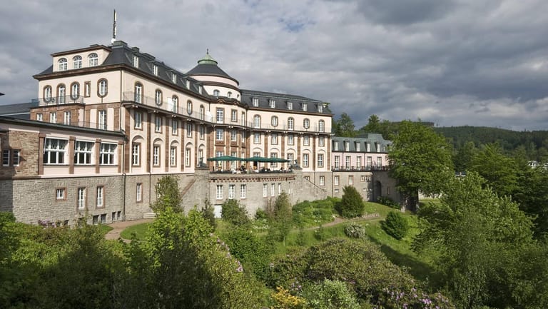 Schloss Bühlerhöhe bei Baden-Baden: Das 1912 erbaute Luxushotel befindet sich im Besitz der Familie Nasarbajew – und ist seit Jahren geschlossen. (Archivfoto)
