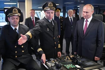 Putin an Bord eines Militärschiffs (Archivbild): Eine Deeskalation in der Ukraine-Krise könnte für den russischen Präsidenten innenpolitische Probleme mit sich bringen.
