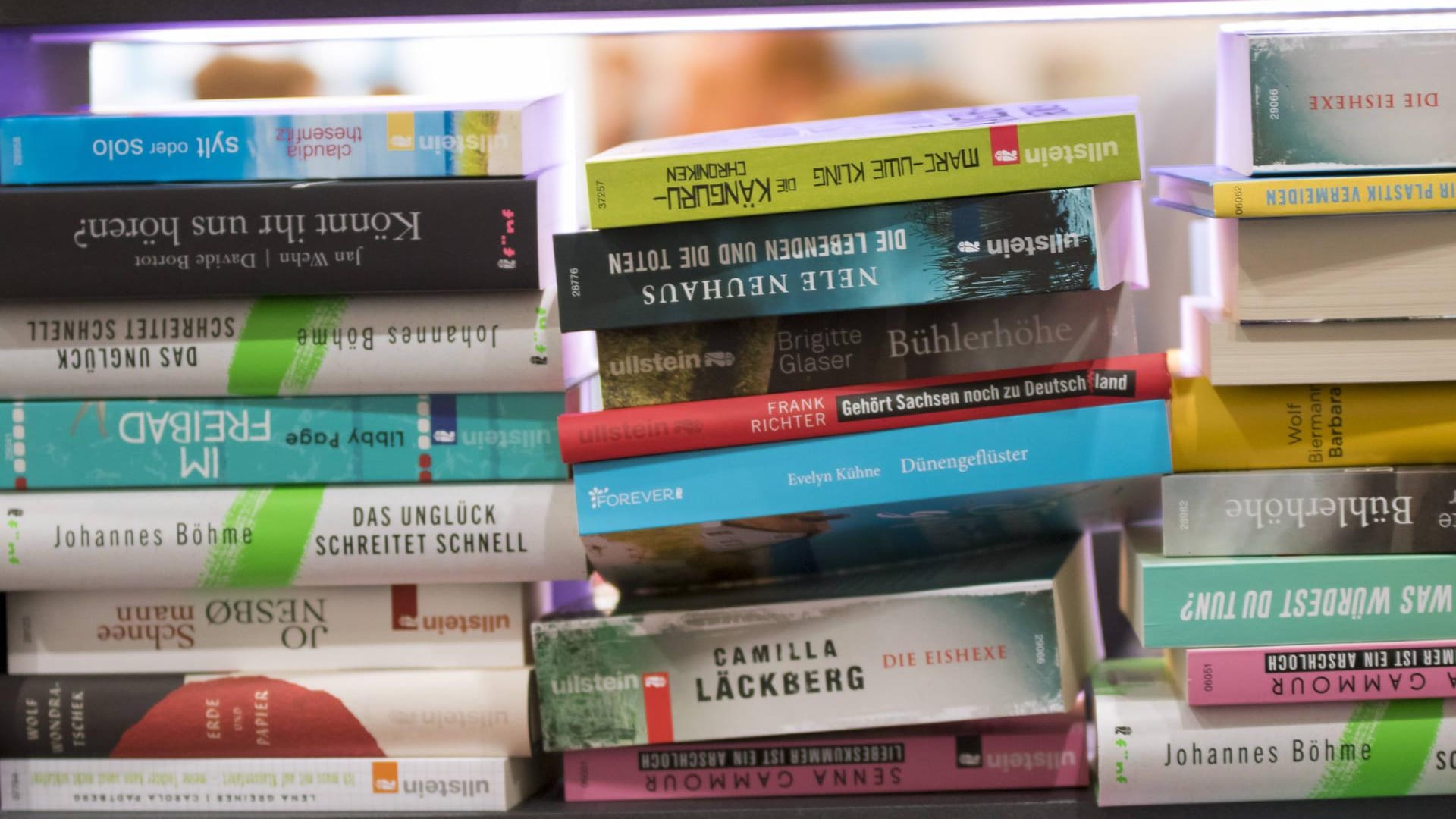 Eine Bücherwand auf der Leipziger Buchmesse (Archivbild): Unabhängige Verlage wollen eine Pop-Up-Messe ermöglichen. Eine Bücherwand auf der Leipziger Buchmesse (Archivbild): Unabhängige Verlage wollen eine Pop-Up-Messe ermöglichen.