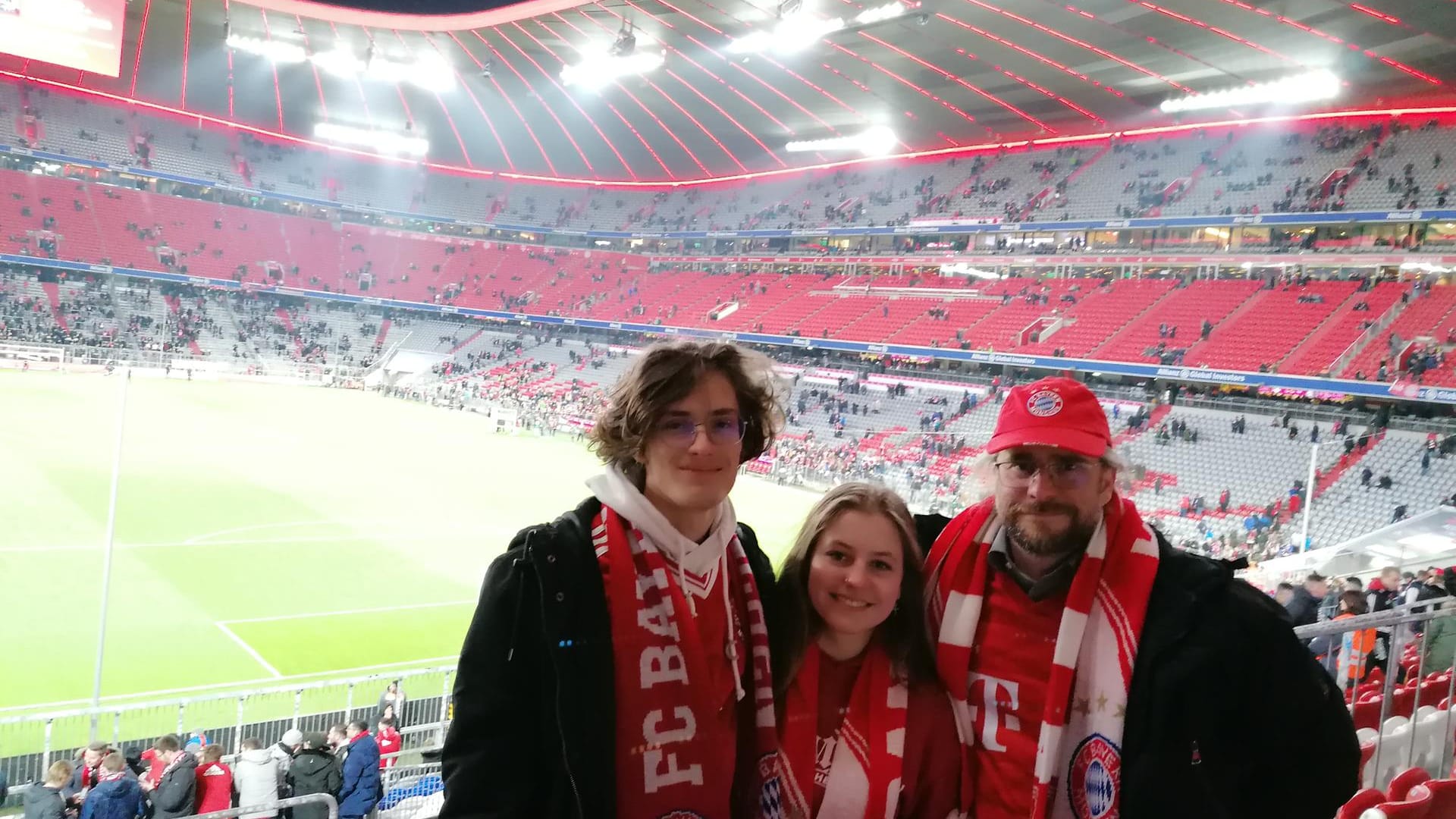 Wolfgang Bauer (rechts) bei einem Heimspiel des FC Bayern (Archivbild): Der Fan hält die Säbener Straße für Heimat und Tradition des Vereins.