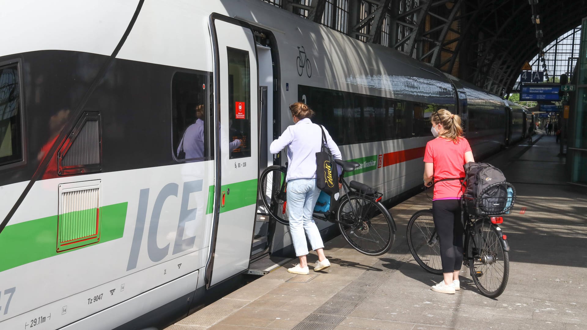 Fahrrad im ICE: Fahrräder dürfen im Fernverkehr nur in den Fahrradabteilen mitgenommen werden.