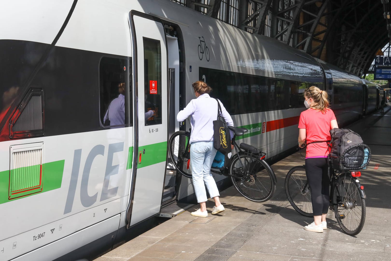 Fahrrad im ICE: Fahrräder dürfen im Fernverkehr nur in den Fahrradabteilen mitgenommen werden.