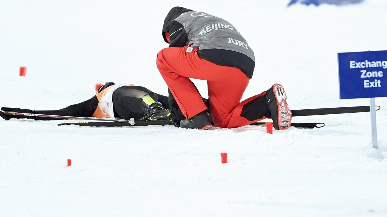 Eric Frenzel: Der Nordische Kombinierer liegt völlig erschöpft nach der Übergabe im Schnee.