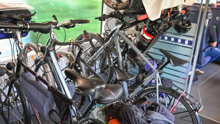 Fahrradabteil: Die Fahrräder müssen zum Transport im IC oder ICE in die Stellplätze eingehängt werden.