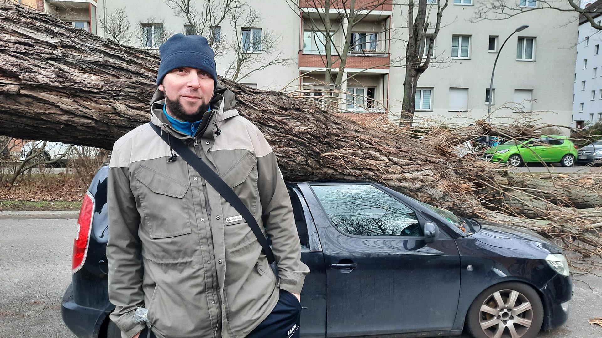 Jan vor dem Familienauto mit Totalschaden: "Ich überlege, ob ich rechtliche Schritte gegen die Stadt einleite."