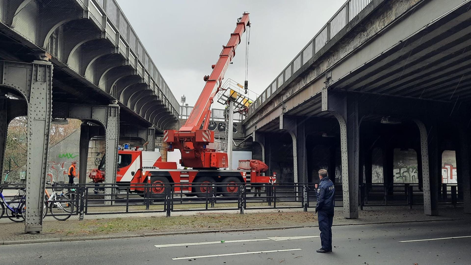 Ein umgestürzter Signalmast des ehemaligen Tempelhofer Flughafens wird von der Feuerwehr entfernt: Über zwei Stunden dauerte der Einsatz.