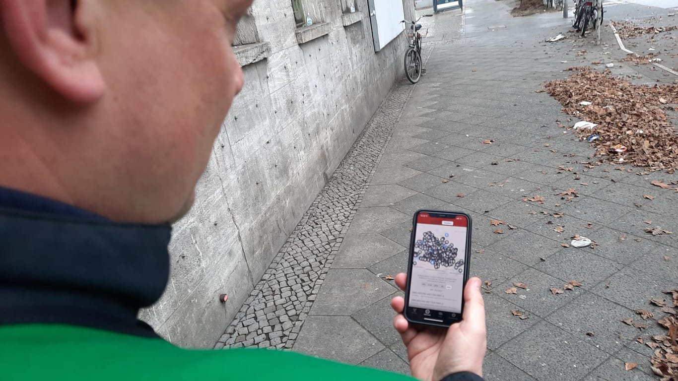 Ein Sprecher der Berliner Feuerwehr zeigt eine interne App, die alle Einsätze anzeigt: Jeder schwarze Punkt auf der Karte ist ein Sturmeinsatz in der Hauptstadt.