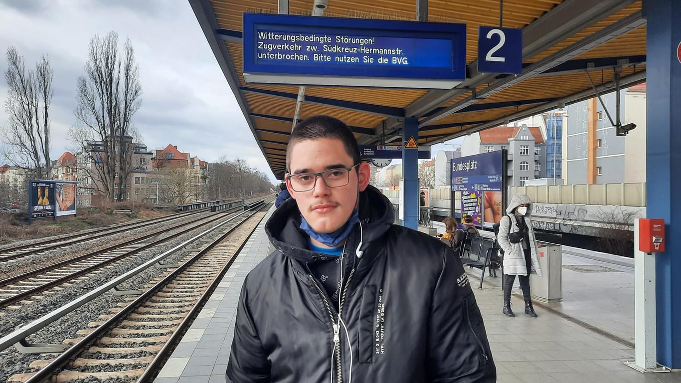 Elias Peters, 18, an der S-Bahnhaltestelle Bundesplatz vor einer Anzeigentafel mit Störungsmeldung: Eigentlich wollte er seine Freundin besuchen, die Ausfälle machen es ihm schwer.