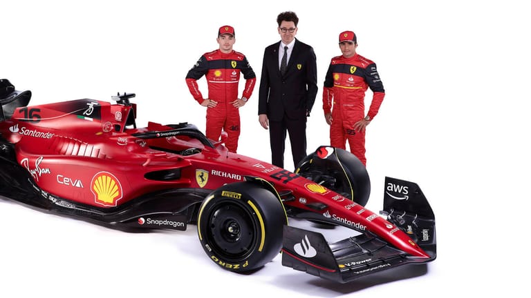 Alles auf Rot: Carlos Sainz, Teamchef Mattia Binotto und Charles Leclerc (v. l.) bei der Präsentation des neuen F1-75.