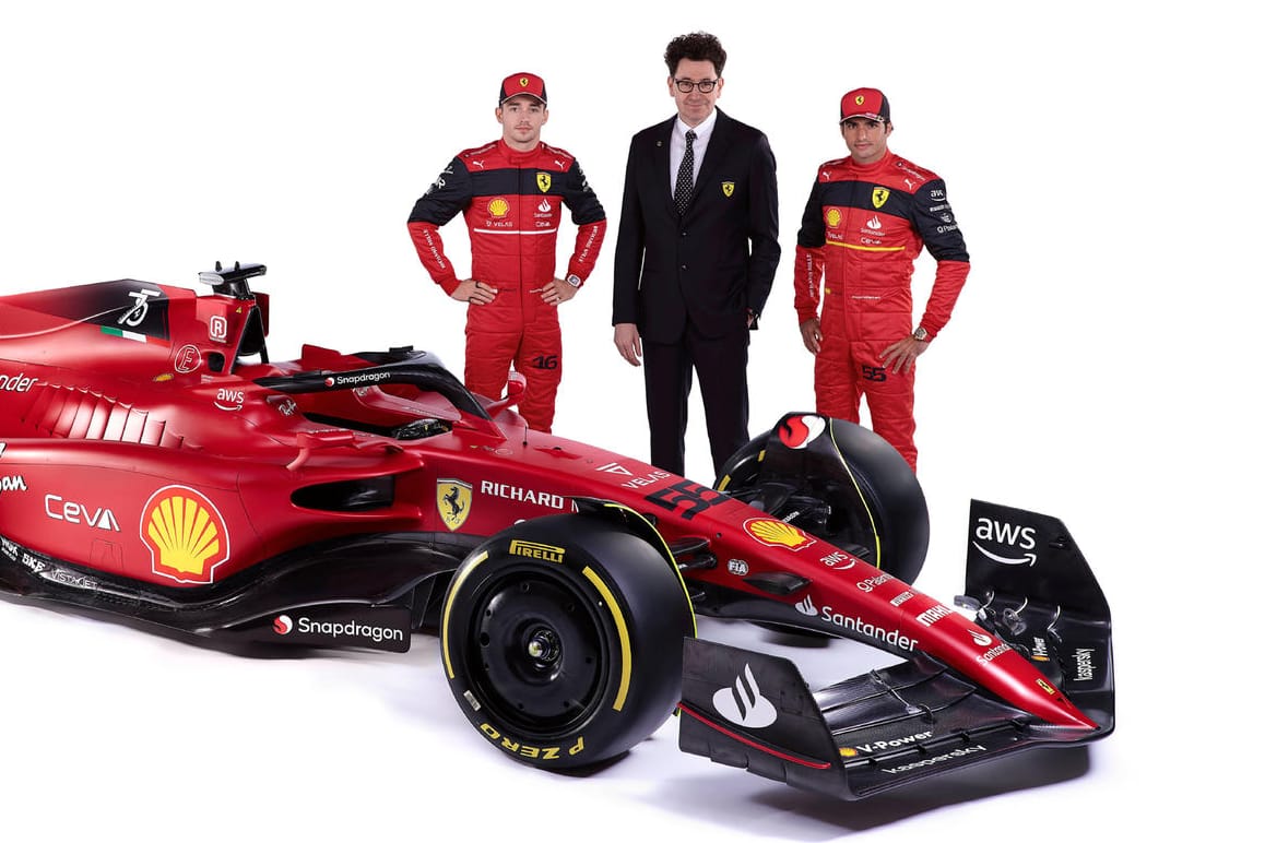 Alles auf Rot: Carlos Sainz, Teamchef Mattia Binotto und Charles Leclerc (v. l.) bei der Präsentation des neuen F1-75.