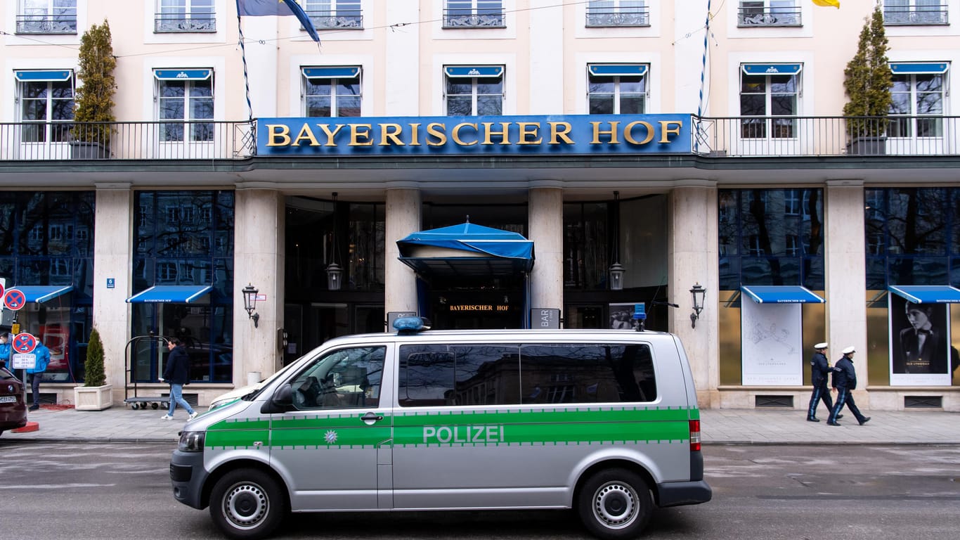 Ein Polizeiauto vor dem Hotel "Bayerischer Hof" in München: Dort beginnt am Freitag die Sicherheitskonferenz.