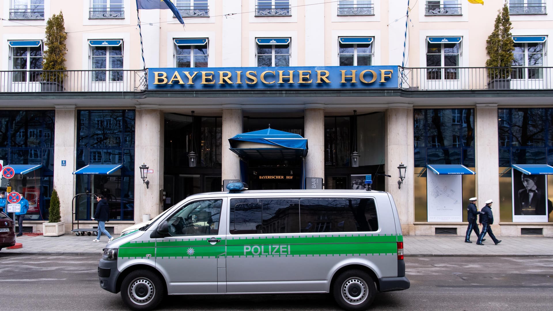 Ein Polizeiauto vor dem Hotel "Bayerischer Hof" in München: Dort beginnt am Freitag die Sicherheitskonferenz. Ein Polizeiauto vor dem Hotel "Bayerischer Hof" in München: Dort beginnt am Freitag die Sicherheitskonferenz.