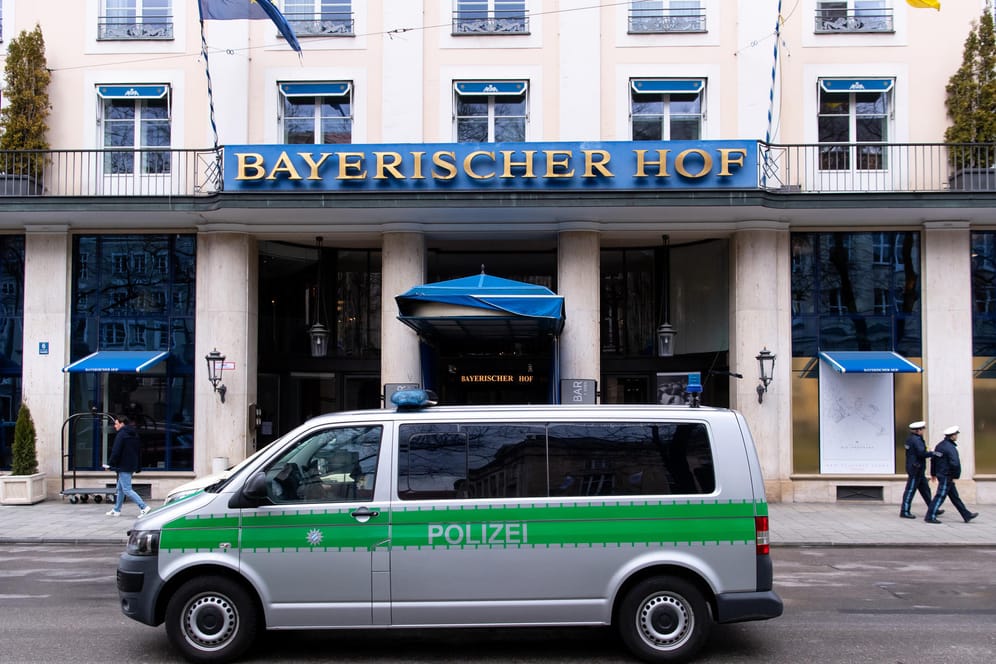 Ein Polizeiauto vor dem Hotel "Bayerischer Hof" in München: Dort beginnt am Freitag die Sicherheitskonferenz.