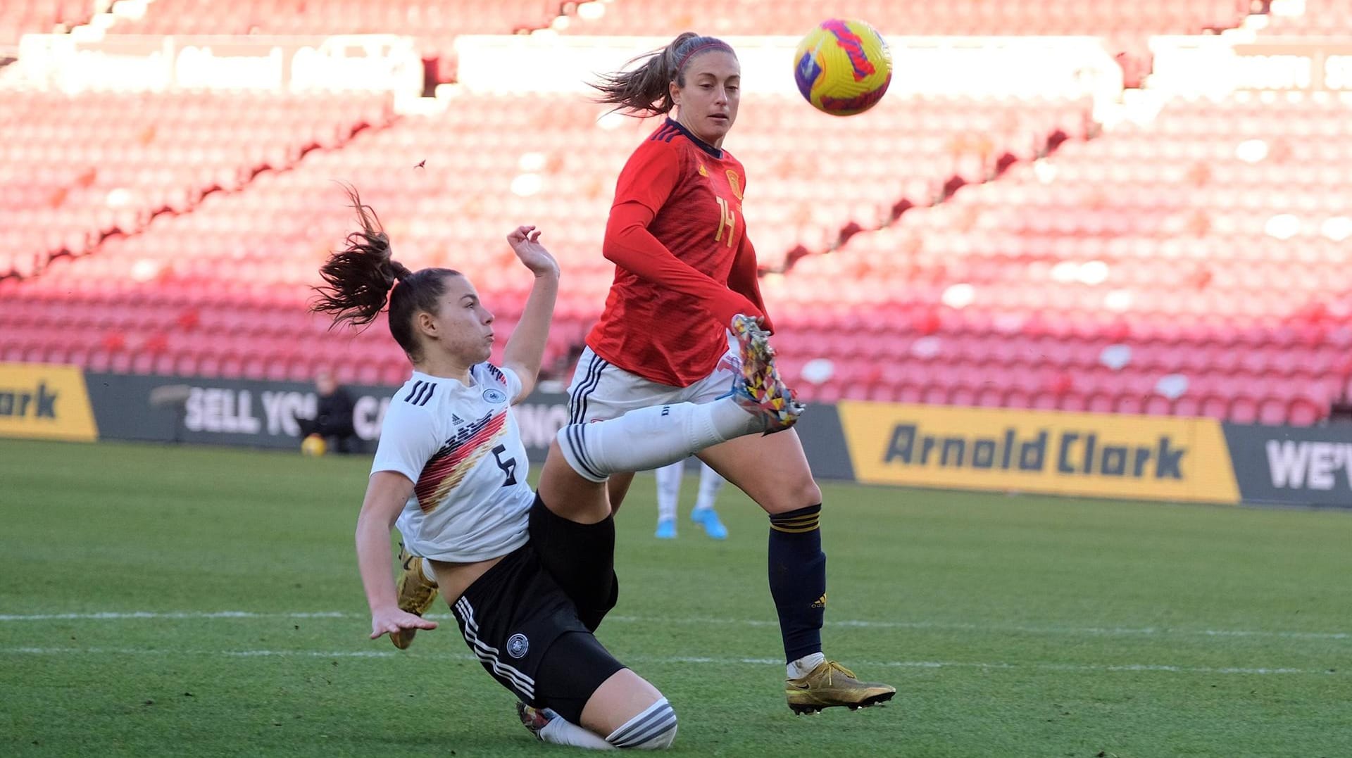 Lena Oberdorf (li.) patzte, Alexia Putellas vollstreckte: Spanien erzielte kurz nach der Pause das 1:0 gegen Deutschland.