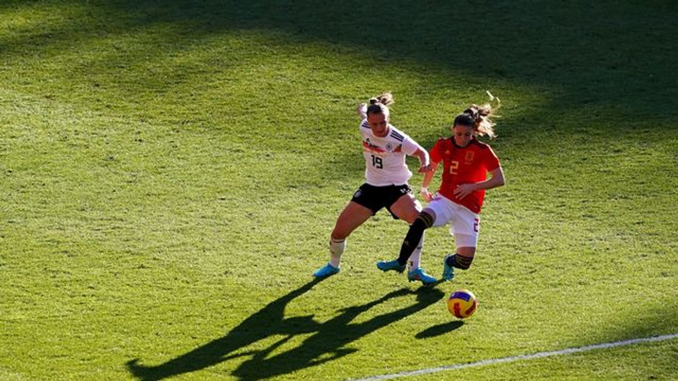 Klara Buhl (l) im Zweikampf mit der Spanierin Ona Batlle.