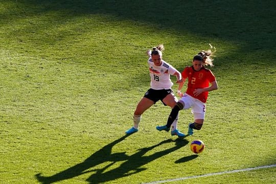 Klara Buhl (l) im Zweikampf mit der Spanierin Ona Batlle.