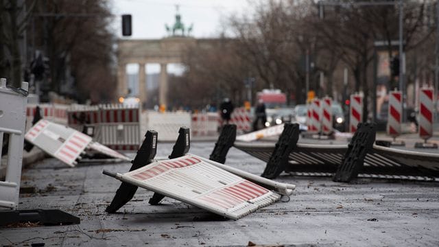 Vom Wind umgerissene Absperrungen liegen an einer Baustelle