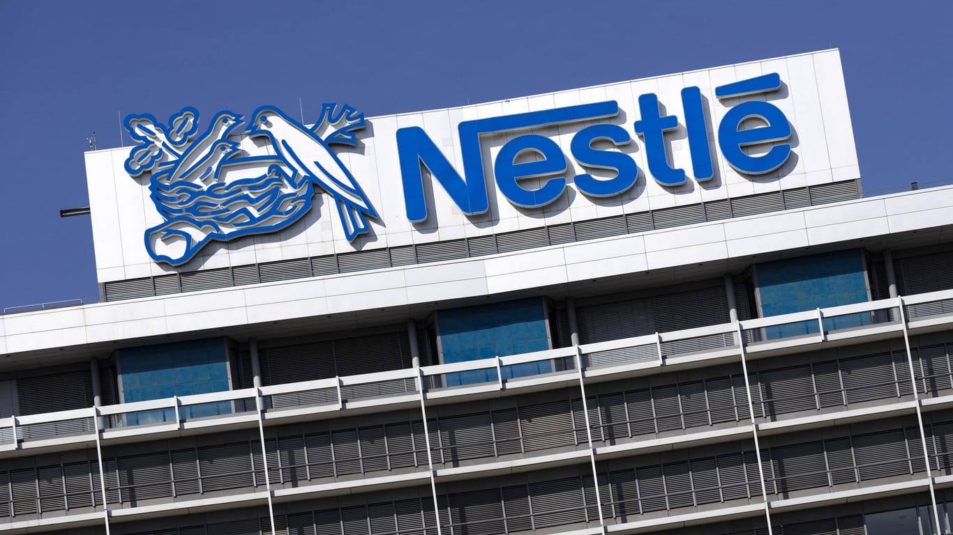 Das Nestlé-Logo auf dem Dach der Deutschlandzentrale in Frankfurt (Symbolbild): Der Konzern will wie im Jahr zuvor Preise anheben, um steigende Kosten auszugleichen.