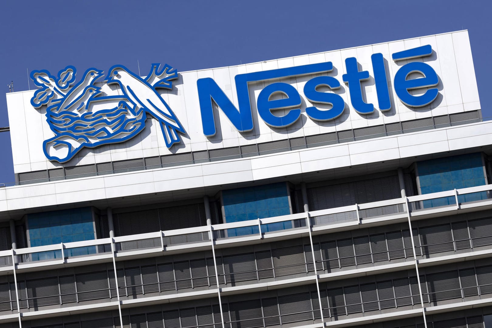 Das Nestlé-Logo auf dem Dach der Deutschlandzentrale in Frankfurt (Symbolbild): Der Konzern will wie im Jahr zuvor Preise anheben, um steigende Kosten auszugleichen. Das Nestlé-Logo auf dem Dach der Deutschlandzentrale in Frankfurt (Symbolbild): Der Konzern will wie im Jahr zuvor Preise anheben, um steigende Kosten auszugleichen.