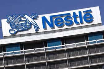 Das Nestlé-Logo auf dem Dach der Deutschlandzentrale in Frankfurt (Symbolbild): Der Konzern will wie im Jahr zuvor Preise anheben, um steigende Kosten auszugleichen.