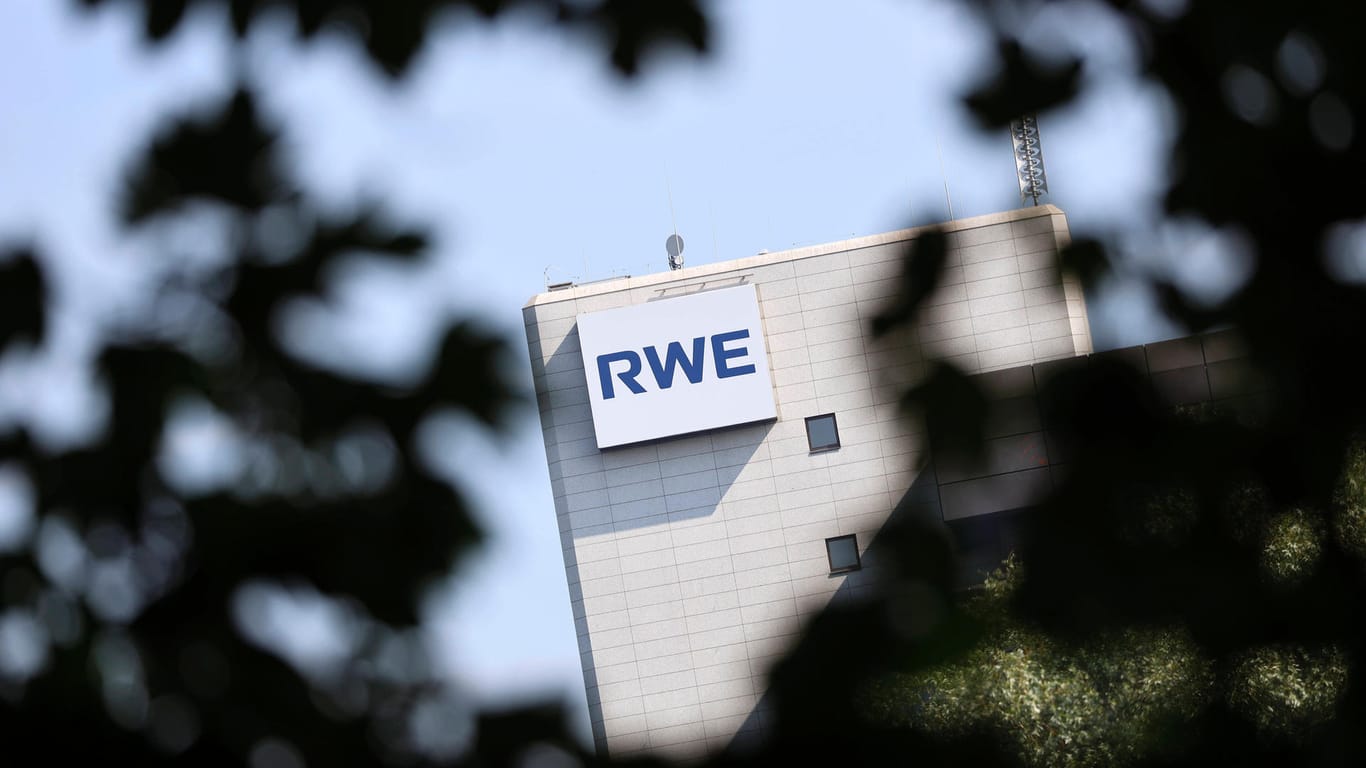 Das RWE-Logo an der Firmenzentrale in Köln (Symbolbild): Das Unternehmen selbst ist im letzten Jahr nicht gewachsen, doch war es für die Stromversorgung unverzichtbar, so das Kartellamt.