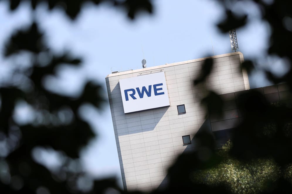 Das RWE-Logo an der Firmenzentrale in Köln (Symbolbild): Das Unternehmen selbst ist im letzten Jahr nicht gewachsen, doch war es für die Stromversorgung unverzichtbar, so das Kartellamt.