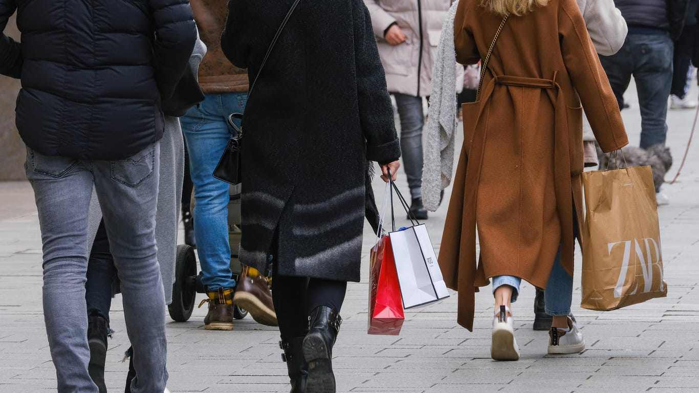 Passanten mit Einkaufstüten in der Düsseldorfer Innenstadt (Symbolbild): in mehreren Städten ist am Rosenmontag das Shoppen möglich.
