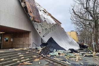 Große Teile des Dachs vom CharitéCentrum für Zahn-, Mund- und Kieferheilkunde in der Aßmannstraße liegen auf dem Gehweg: Der Sturm hat überall in Berlin Schäden verursacht.