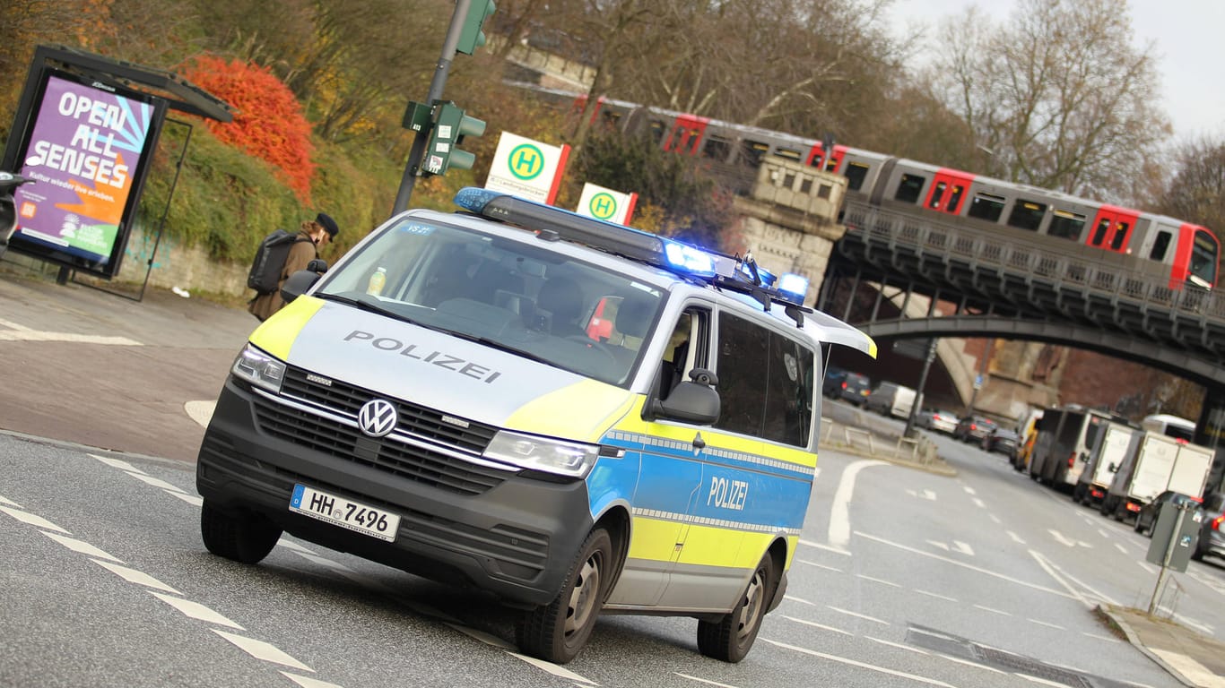Ein Fahrzeug der Hamburger Polizei im Einsatz (Symbolbild): Der Verdächtige wurde in Gewahrsam genommen.