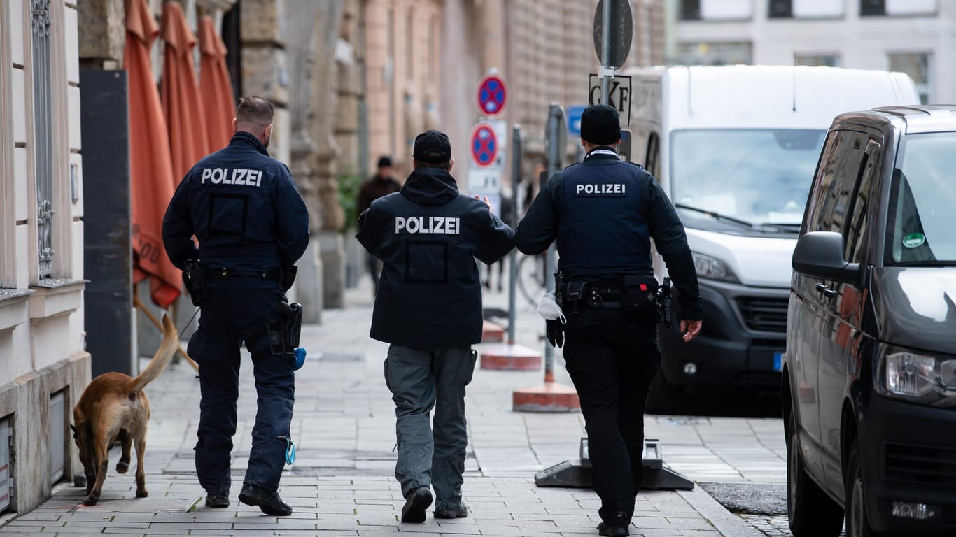 Polizisten laufen mit einem Hund in der Nähe des Hotels "Bayerischer Hof" entlang: Die Münchner Sicherheitskonferenz fängt am Freitag an.