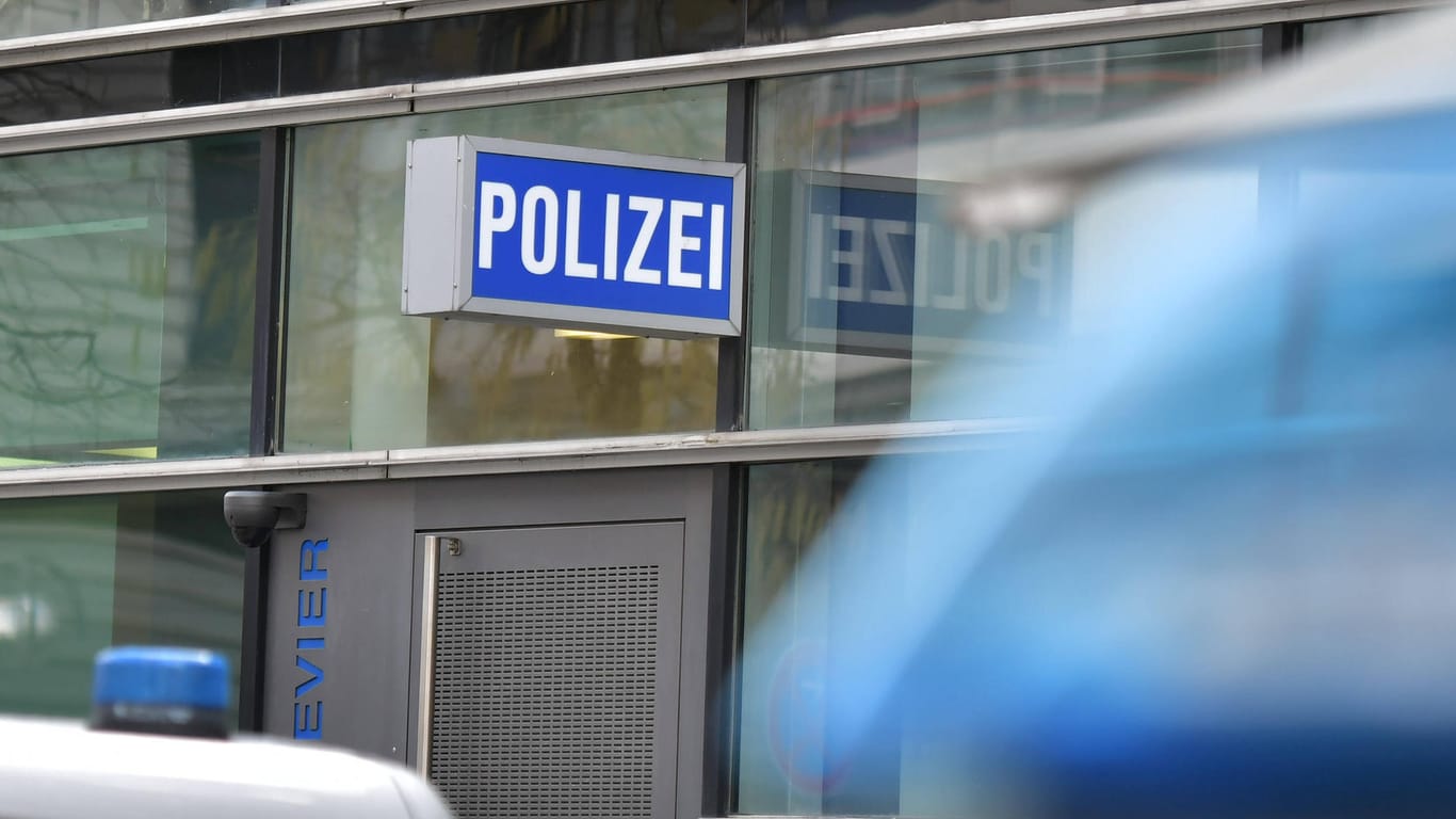 Das Schild weist die Polizeiwache aus (Archivbild): Die Elfjährige ist "wohlbehalten" gefunden worden.