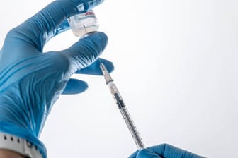 Medizinische Fachangestellte zieht Impfspritze mit Impfstoff Spikevax von Moderna auf, Impfzentrum Landkreis Altötting,