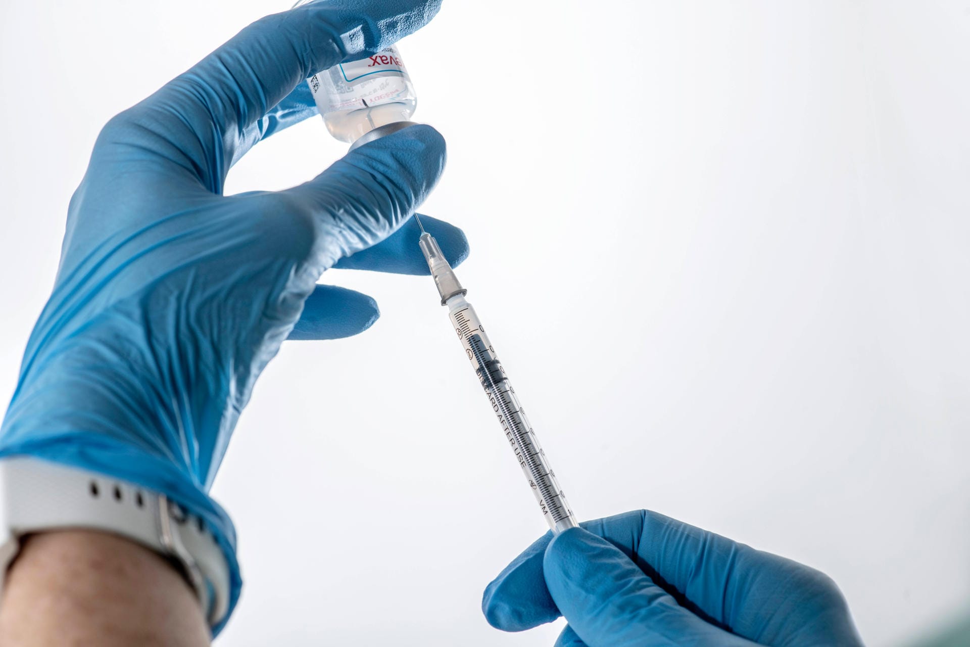 Medizinische Fachangestellte zieht Impfspritze mit Impfstoff Spikevax von Moderna auf, Impfzentrum Landkreis Altötting,