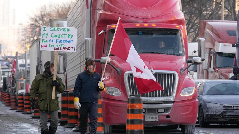 Proteste gegen die Corona-Politik im kanadischen Ottawa: Seit rund drei Wochen blockieren LKW-Fahrer die Straßen.