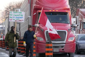 Proteste gegen die Corona-Politik im kanadischen Ottawa: Seit rund drei Wochen blockieren LKW-Fahrer die Straßen.