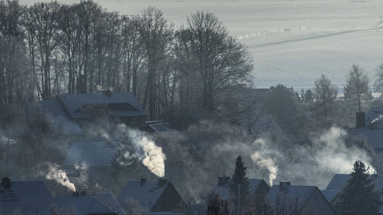 Heizschwaden über der sächsische Gemeinde Königshain an einem Wintermorgen: Seit Anfang 2021 gibt es einen Klima-Aufpreis fürs Tanken und Heizen mit Öl und Gas. Noch fehlt ein finanzieller Ausgleich für die Bevölkerung.