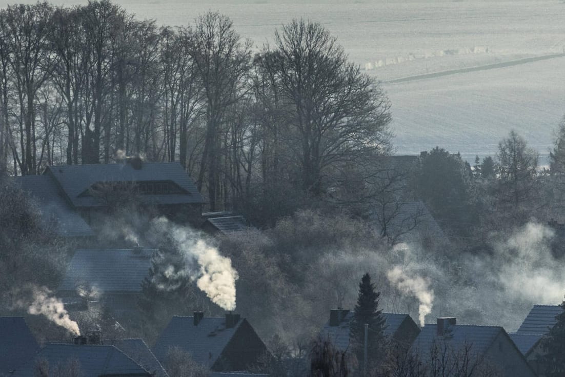 Heizschwaden über der sächsische Gemeinde Königshain an einem Wintermorgen: Seit Anfang 2021 gibt es einen Klima-Aufpreis fürs Tanken und Heizen mit Öl und Gas. Noch fehlt ein finanzieller Ausgleich für die Bevölkerung.