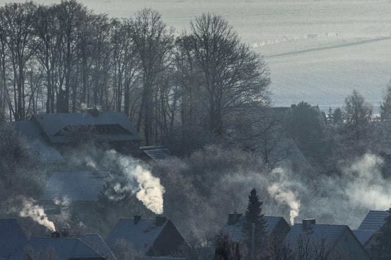 Heizschwaden über der sächsische Gemeinde Königshain an einem Wintermorgen: Seit Anfang 2021 gibt es einen Klima-Aufpreis fürs Tanken und Heizen mit Öl und Gas. Noch fehlt ein finanzieller Ausgleich für die Bevölkerung.