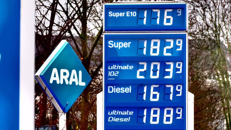 Der Preisanschlag an einer Tankstelle: Die Rohöl-Knappheit treibt die Kosten für Sprit an. Doch auch der CO2-Preis auf Öl und Gas sorgt für zunehmend höhere Zahlen vor dem Komma.