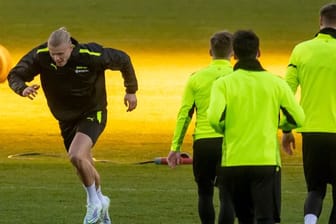 Borussia Dortmund wartet auf das Comeback von Erling Haaland (l).